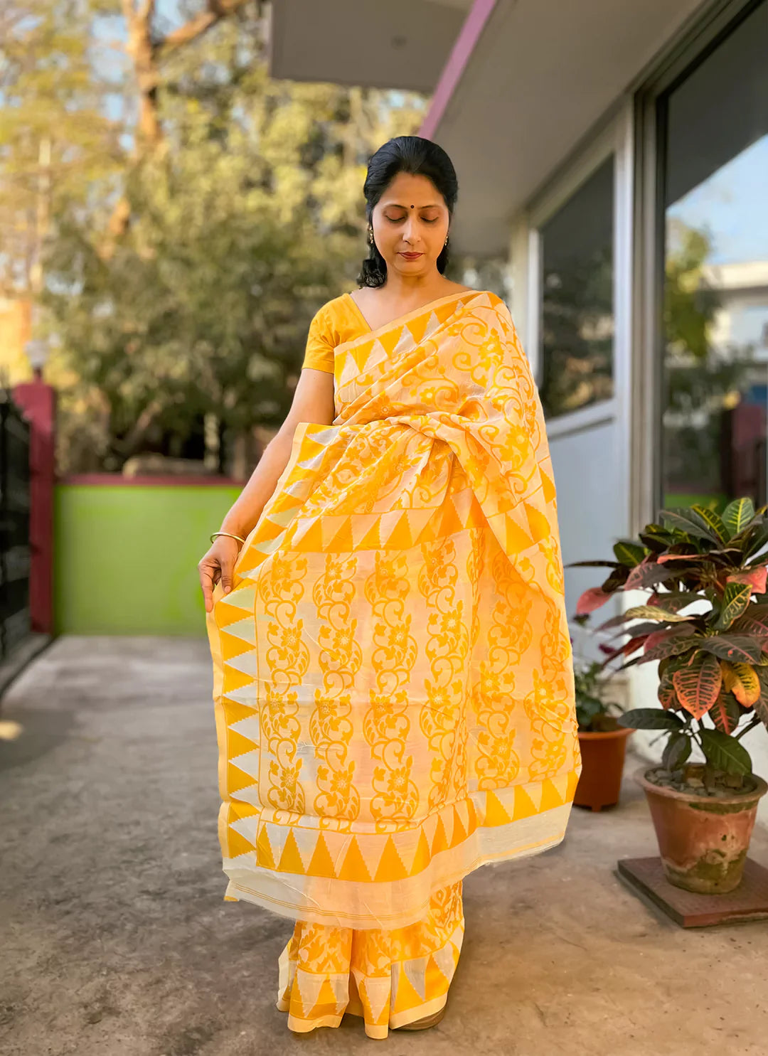 Cream White Cotton Jamdani Saree With Yellow Resham Thread Work - TREEVESTO
