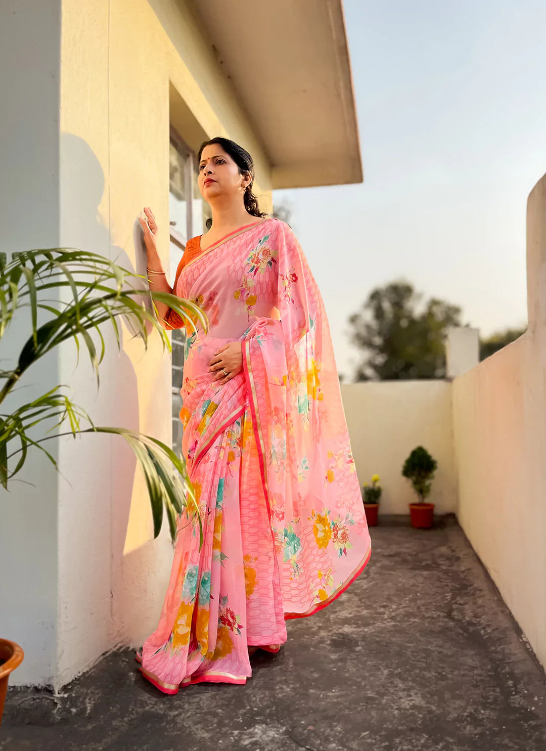 Floral Print Salmon Pink Lightweight Chiffon Saree - TREEVESTO