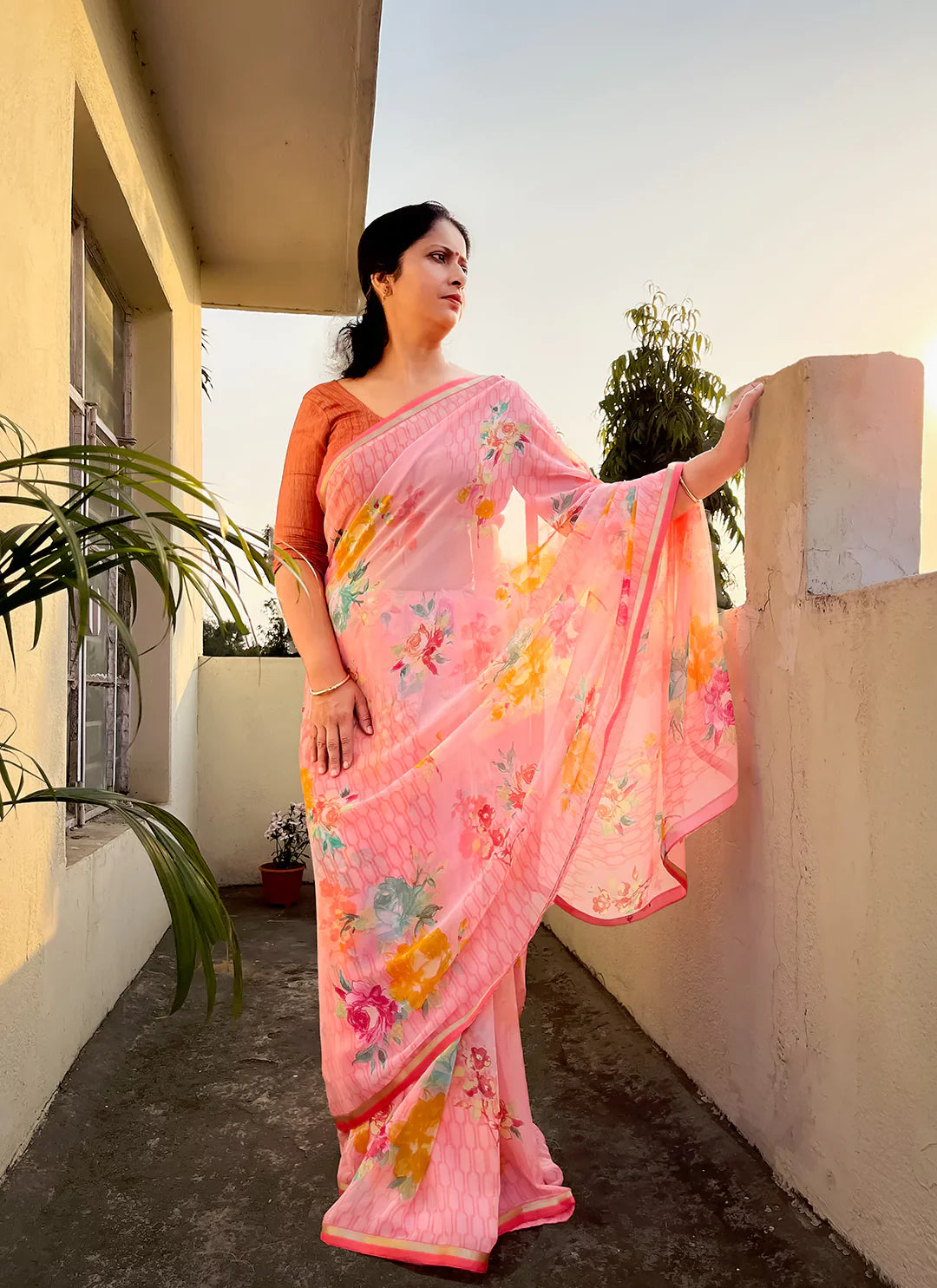 Floral Print Salmon Pink Lightweight Chiffon Saree - TREEVESTO