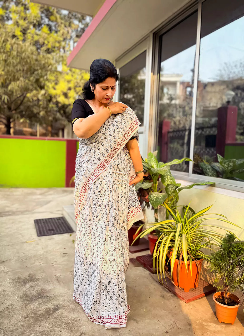 Hand Block Print Mul Cotton White Saree With Red Border  TREEVESTO