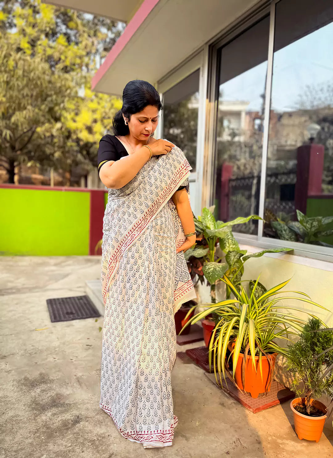 Hand Block Print Mul Cotton White Saree With Red Border  TREEVESTO