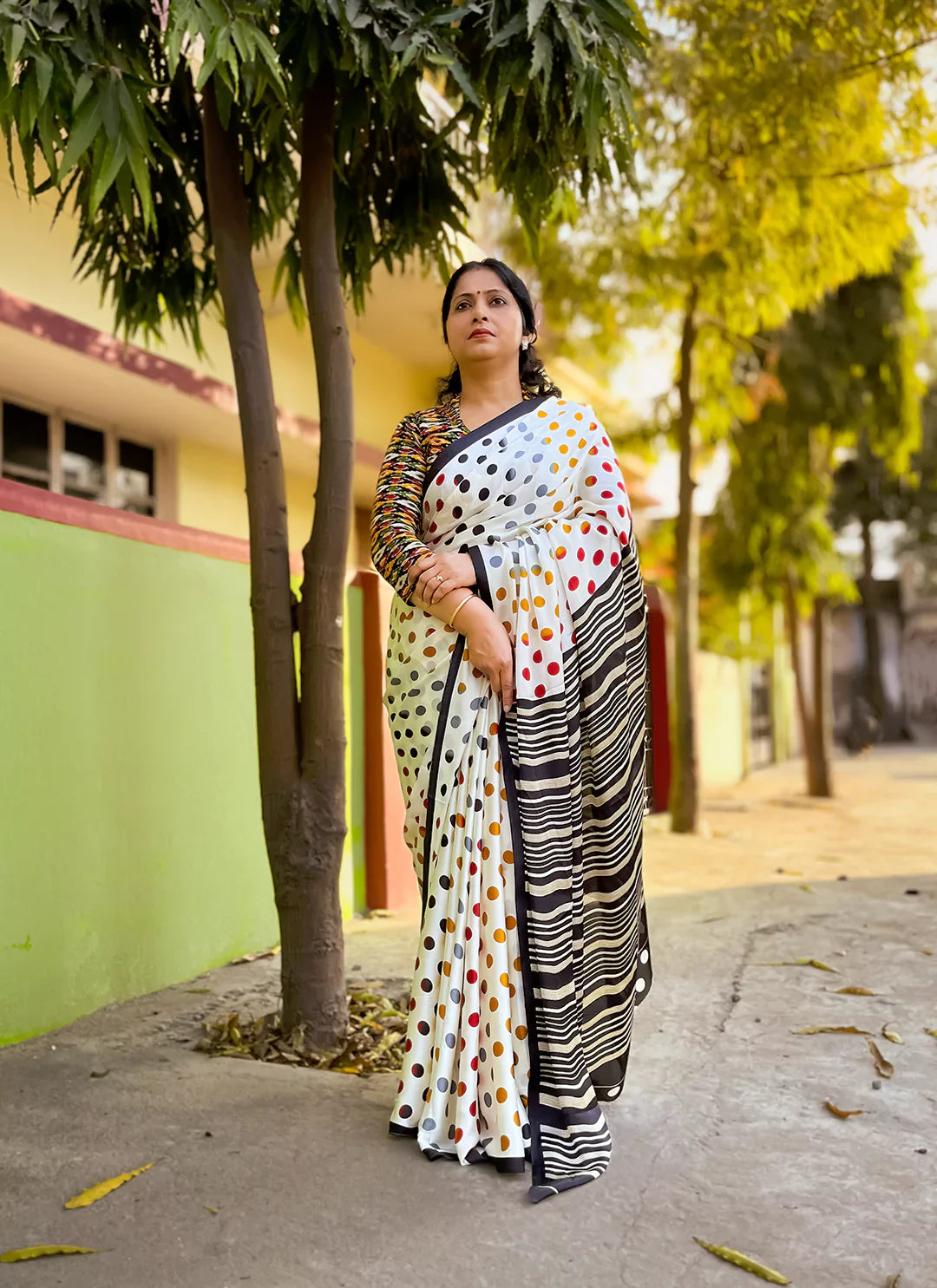 Polka Dot Print White Crepe Satin Saree With Striped Pallu treevesto