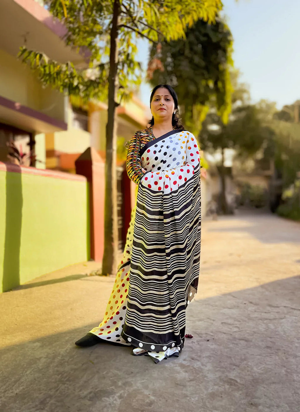 Polka Dot Print White Crepe Satin Saree With Striped Pallu treevesto