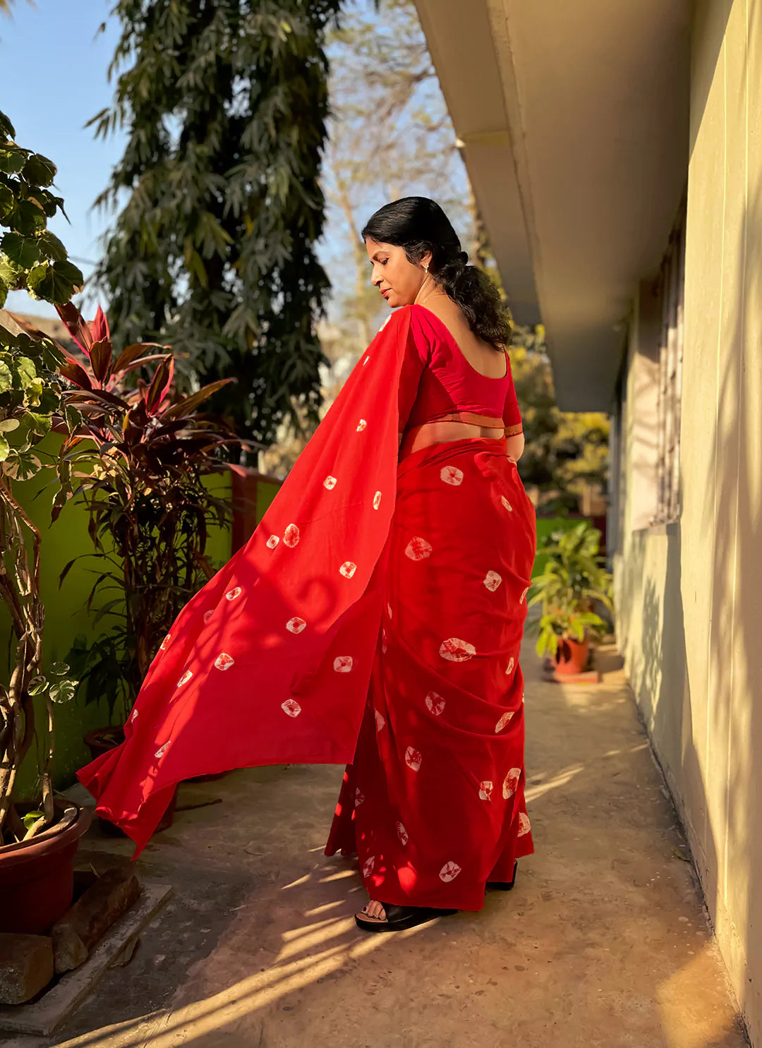 Tie & Dye Shibori Print Red Mul Cotton Saree  TREEVESTO